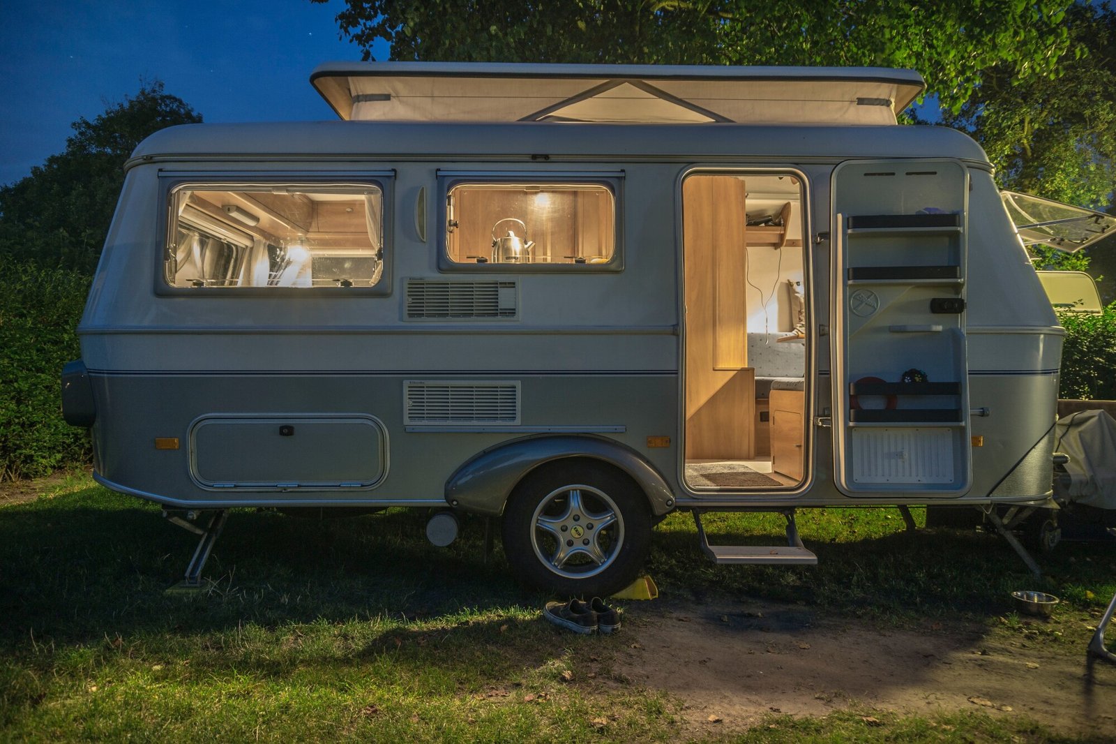 mobile home on wheels